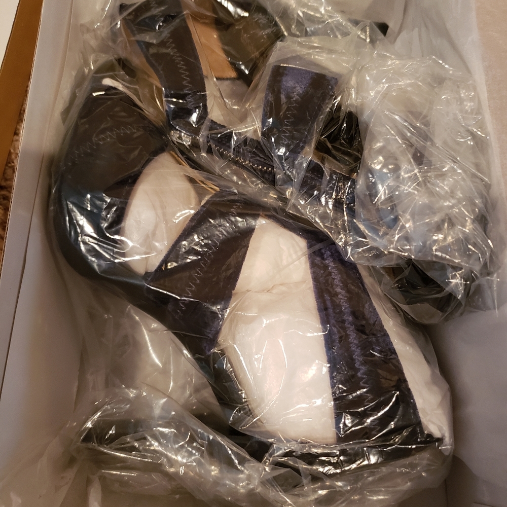 Michael Kors shoes - Picture 2 of 11